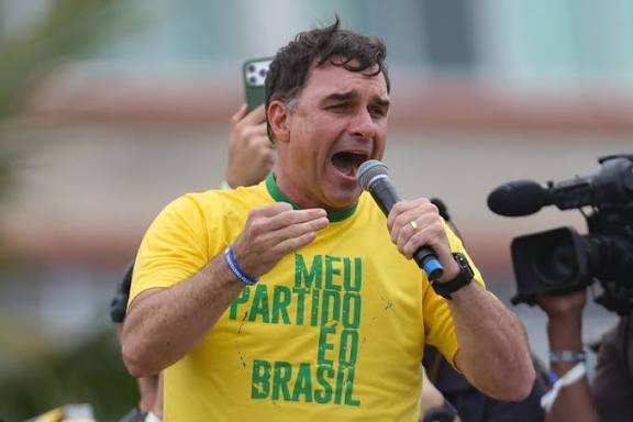 Narrativa de favoritismo externo para Flávio  com impulso de perfis estrangeiros.