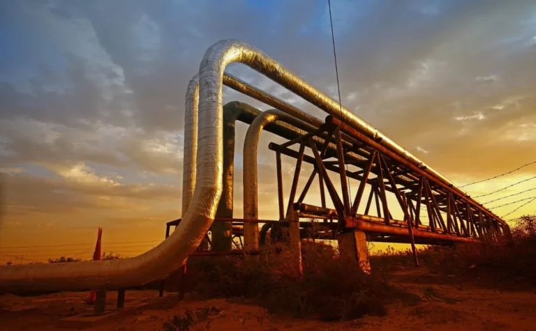 Ataque a oleoduto crucial. Mundo pode enfrentar escassez de petróleo, preço pode disparar