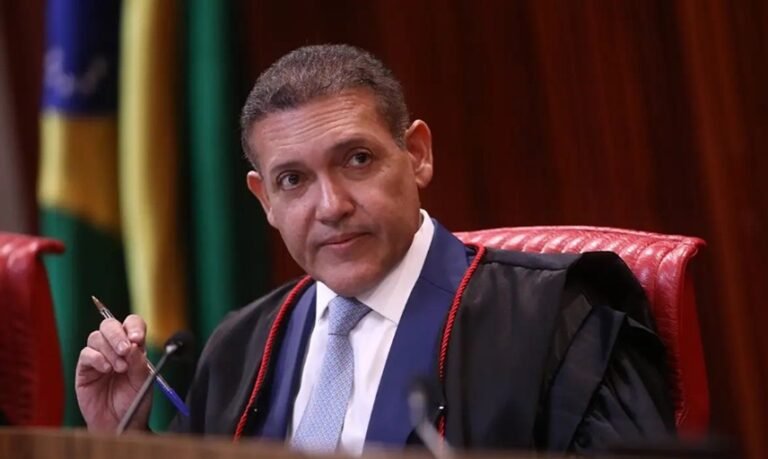 TSE ENTRA NO CENTRO DA DISPUTA SOBRE POSTS DE NOSSA SENHORA APARECIDA
