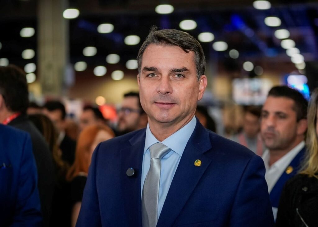 FLÁVIO BOLSONARO PROMETE REVOGAR MAIS DE MIL NORMAS NO PRIMEIRO DIA DE GOVERNO E REDUZIR A BUROCRACIA