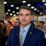 FLÁVIO BOLSONARO PROMETE REVOGAR MAIS DE MIL NORMAS NO PRIMEIRO DIA DE GOVERNO E REDUZIR A BUROCRACIA